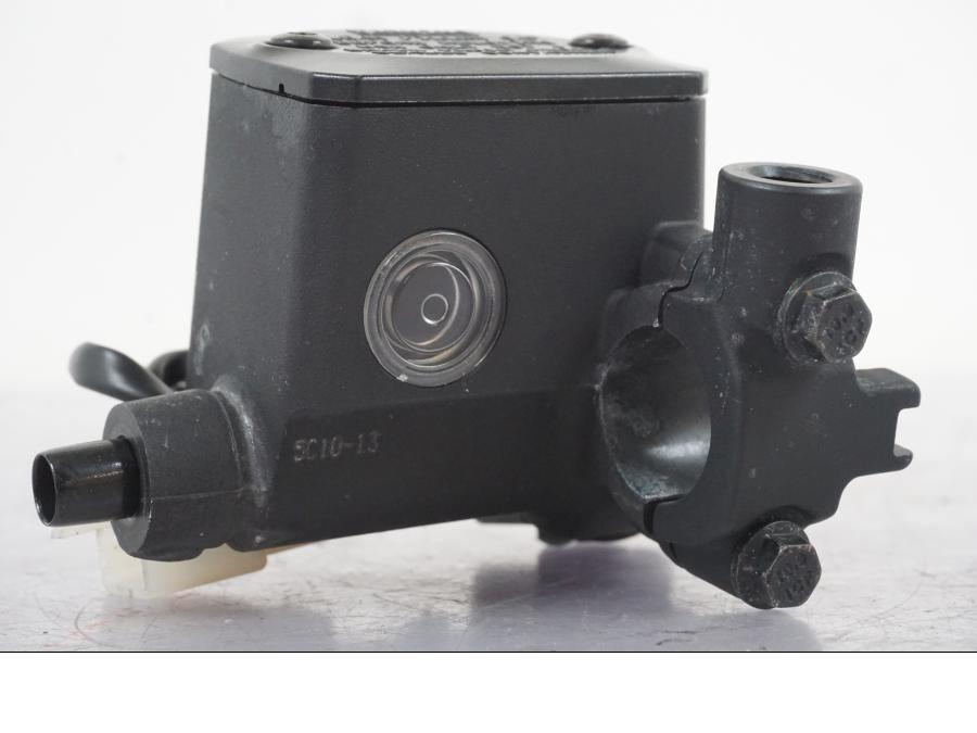 Vänster sida på Bromshuvudcylinder från en KTM 690 Duke -2015 motorcykel.