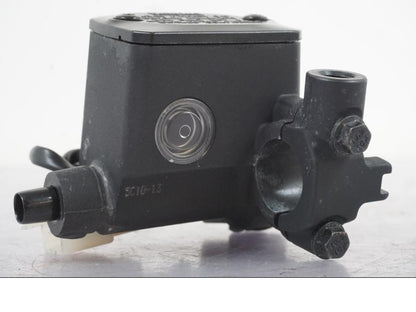 Vänster sida på Bromshuvudcylinder från en KTM 690 Duke -2015 motorcykel.