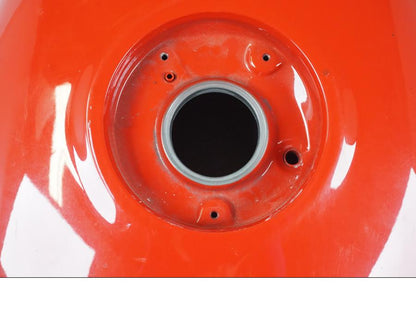 Snett nerifrån på Bensintank från en Honda NTV 650 -1997 motorcykel.