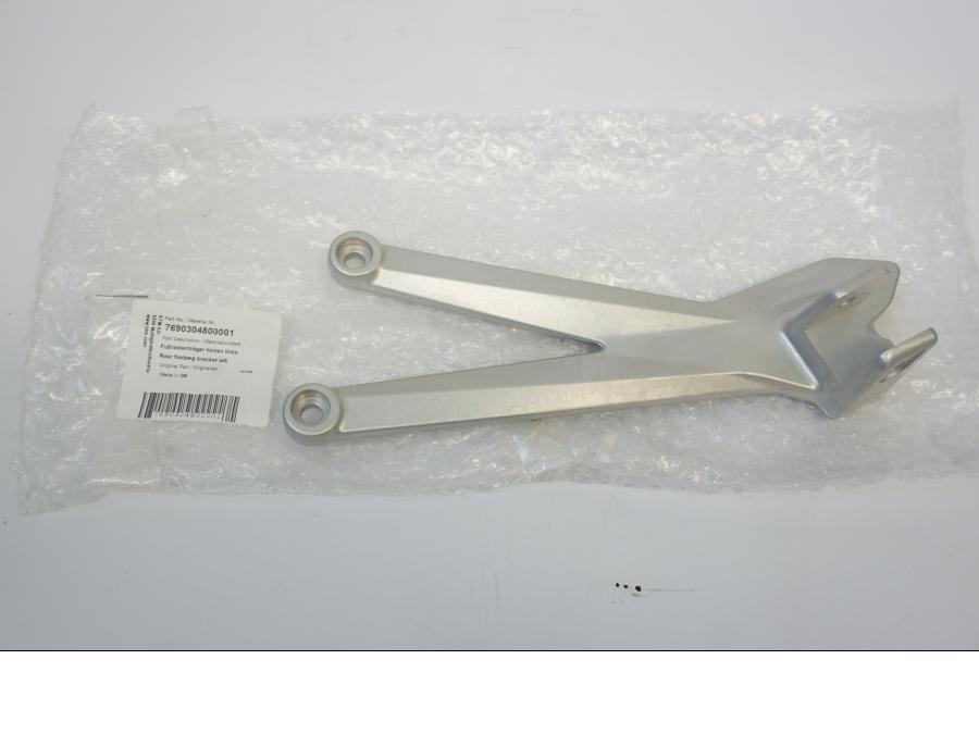 Framsidan på Fotpinnefäste från en KTM 690 Enduro -2022 motorcykel.