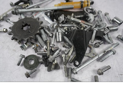 Snett uppifrån på Skruv / Mutter etc från en KTM 125 Duke -2017 motorcykel.