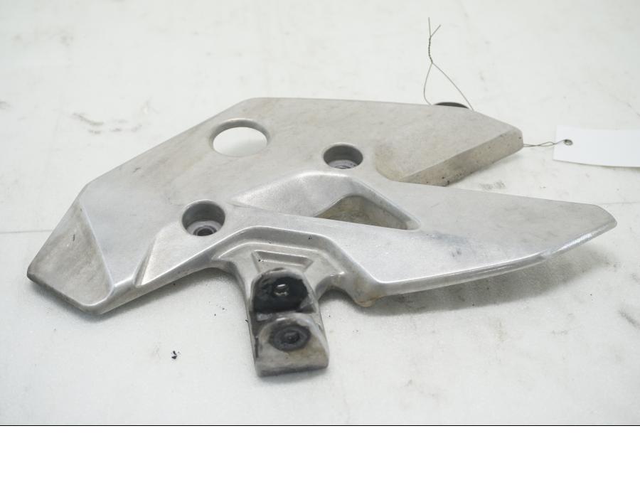 Framsidan på Fotpinnefäste från en Honda CBR 500 R -2013 motorcykel.