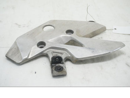 Framsidan på Fotpinnefäste från en Honda CBR 500 R -2013 motorcykel.