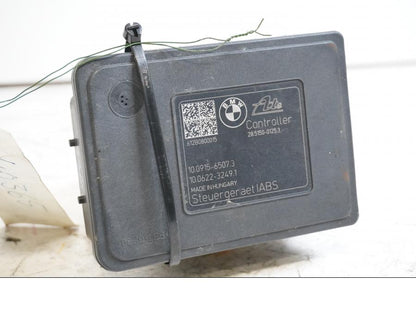 Baksidan på ABS Modulator från en BMW R 1200 GS -2013 motorcykel.