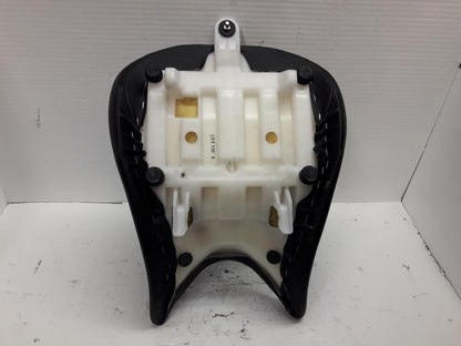 Höger sida på Sadel från en Suzuki GSX-S 1000 -2018 motorcykel.