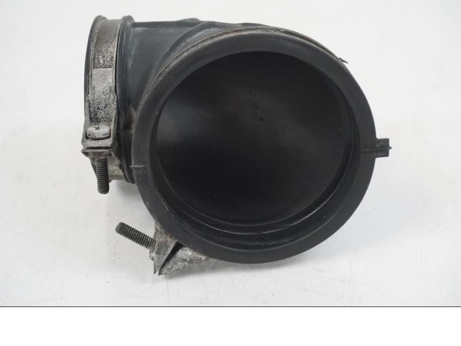 Snett uppifrån på Luftrör från en Suzuki VS 1400 -1999 motorcykel.