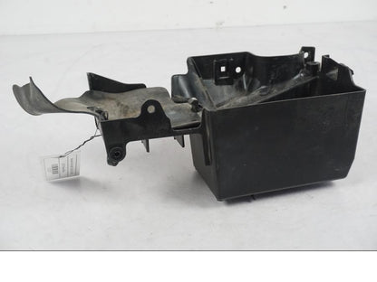 Snett uppifrån på Batterihållare från en Kawasaki ER-6N ABS -2010 motorcykel.