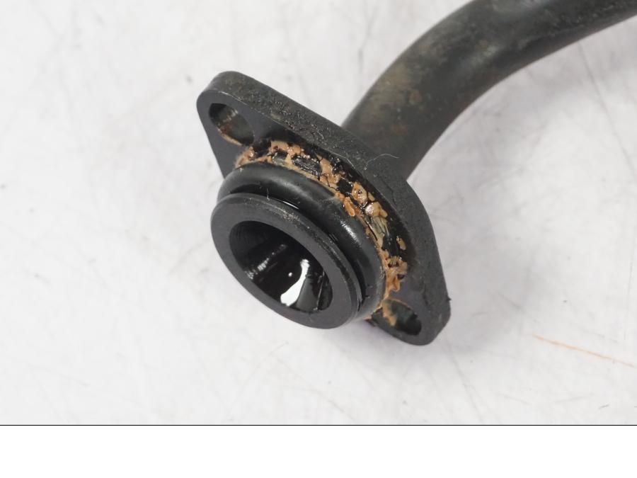 Snett nerifrån på Oljekylrör från en BMW R 1200 GS -2005 motorcykel.