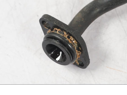 Snett nerifrån på Oljekylrör från en BMW R 1200 GS -2005 motorcykel.