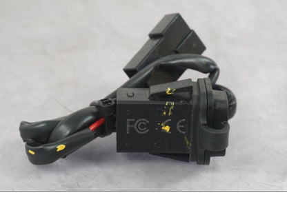 Vänster sida på USB-uttag från en KTM 1290 Super Duke R -2022 motorcykel.