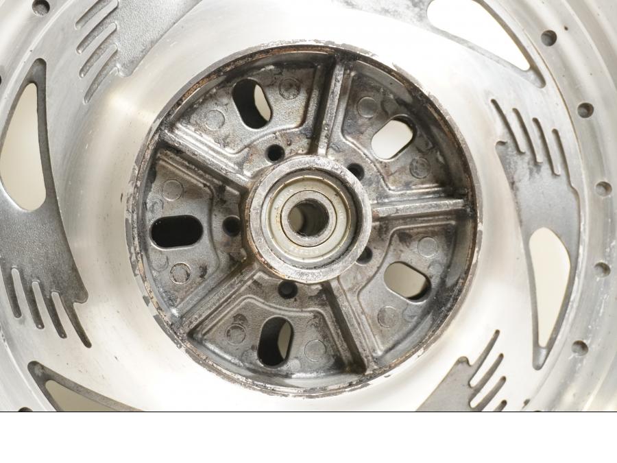 Extrabild2 på Fälg från en Suzuki VZ 800 -1997 motorcykel.