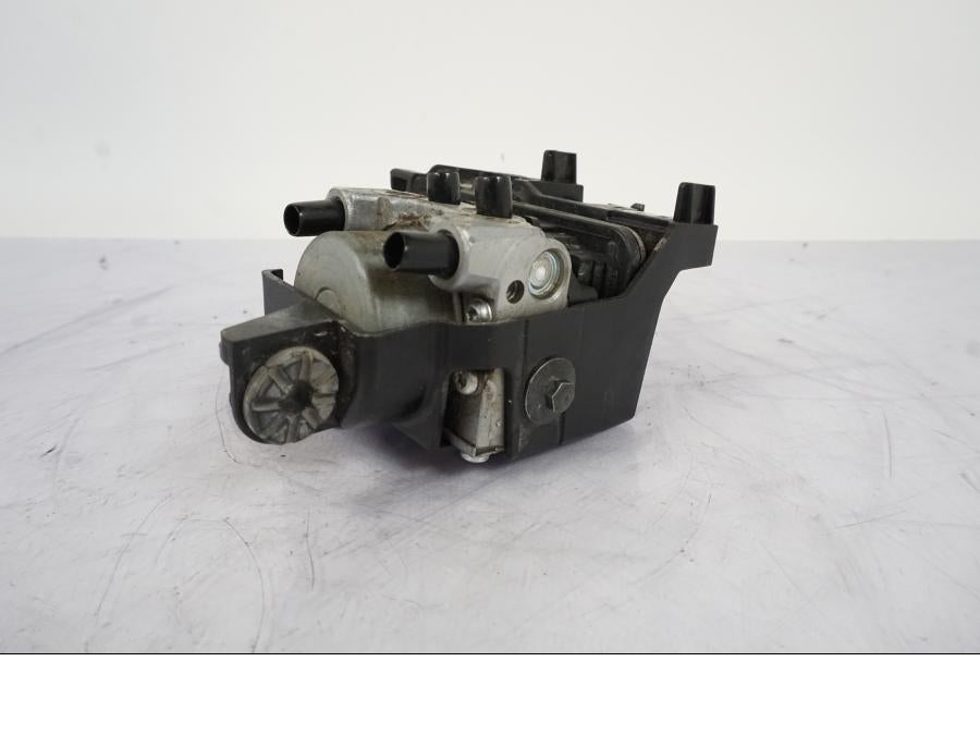 Baksidan på ABS Modulator från en Honda CRF 1000 Africa Twin -2016 motorcykel.