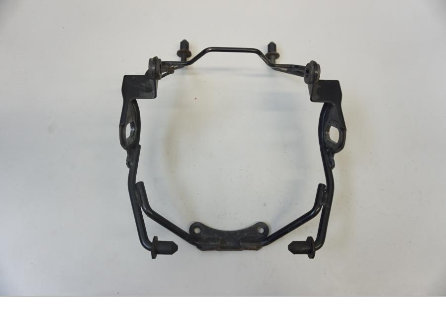 Framsidan på Strålkastarfäste från en Suzuki SFV 650 A Gladius -2012 motorcykel.