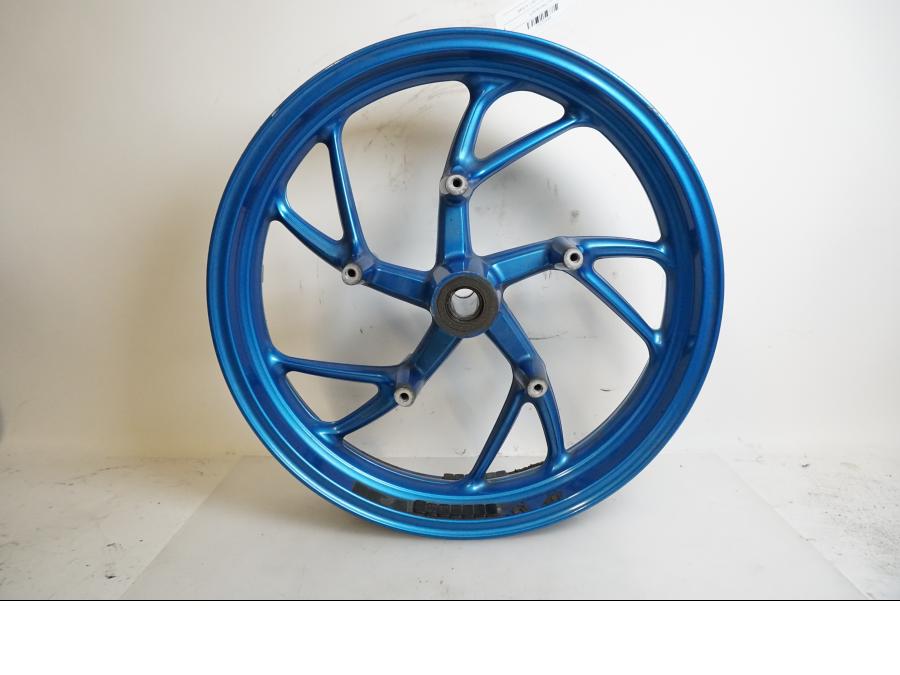 Baksidan på Fälg från en BMW K 1200 S -2007 motorcykel.