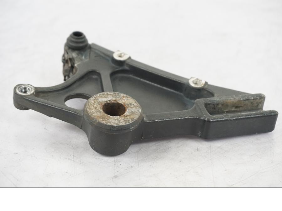 Baksidan på Bromsoksfäste från en Honda CB 750 -1996 motorcykel.