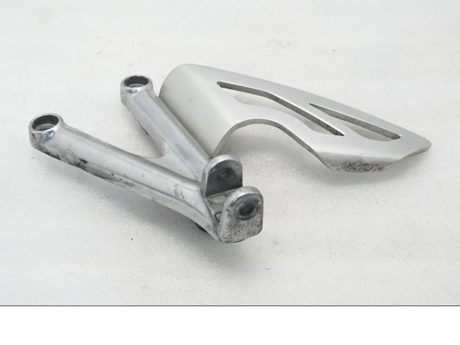 Framsidan på Fotpinnefäste från en Triumph Daytona 675 -2008 motorcykel.