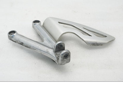 Framsidan på Fotpinnefäste från en Triumph Daytona 675 -2008 motorcykel.