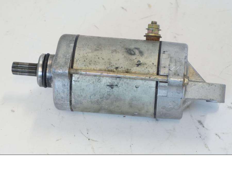 Baksidan på Startmotor från en Honda CBR 900 RR -2001 motorcykel.