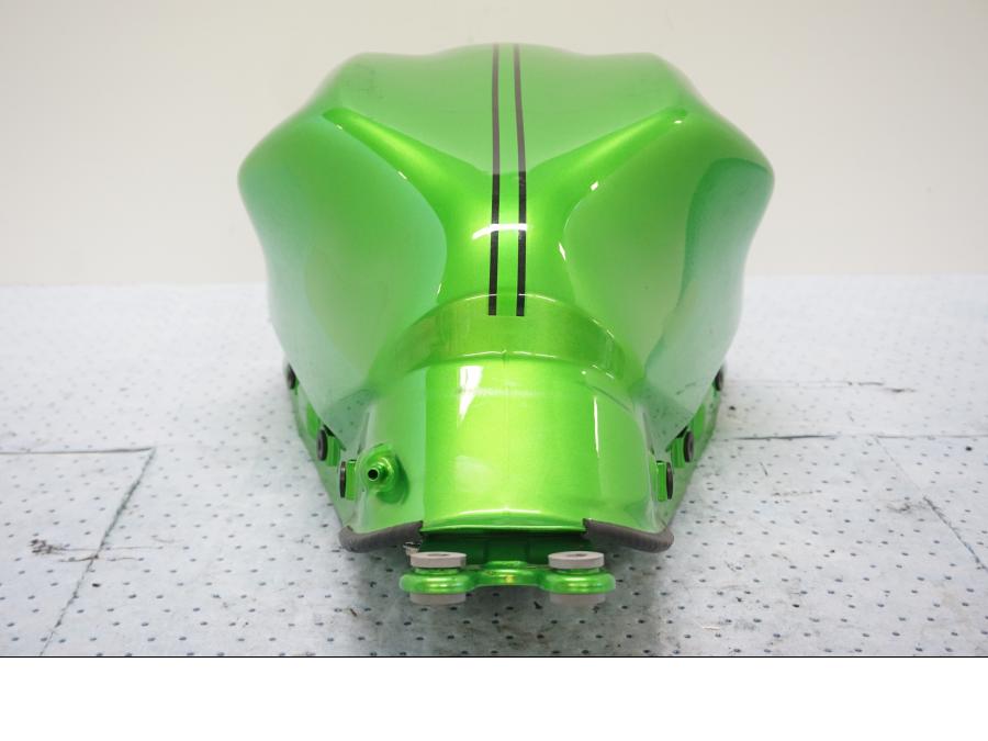 Baksidan på Bensintank från en Kawasaki Z 650 ABS -2020 motorcykel.