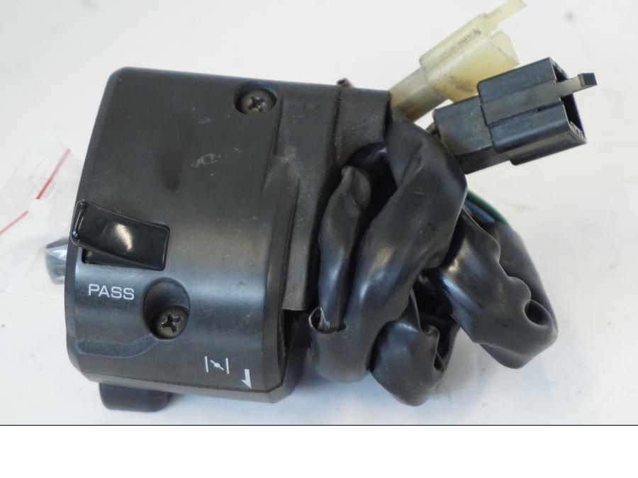 Vänster sida på Styrelreglage från en Kawasaki ZR-7 -2001 motorcykel.