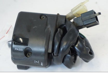 Vänster sida på Styrelreglage från en Kawasaki ZR-7 -2001 motorcykel.