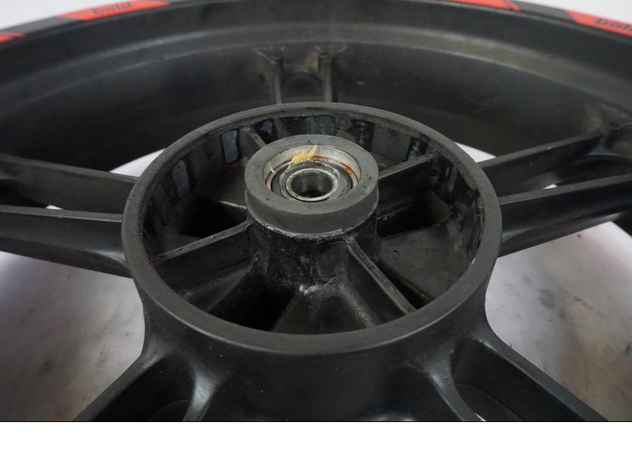 Snett uppifrån på Fälg från en Yamaha YZF-R 125 -2008 motorcykel.