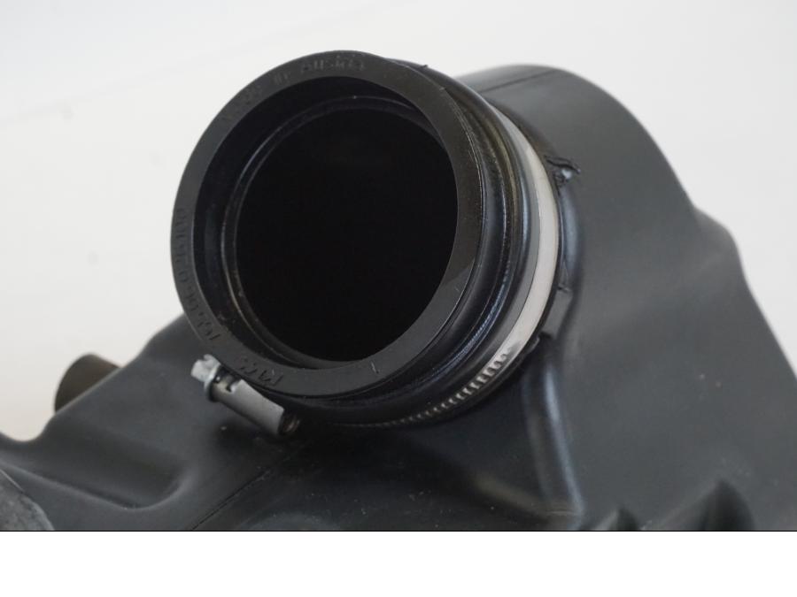 Vänster sida på Luftburk från en Husqvarna 701 Supermoto -2020 motorcykel.