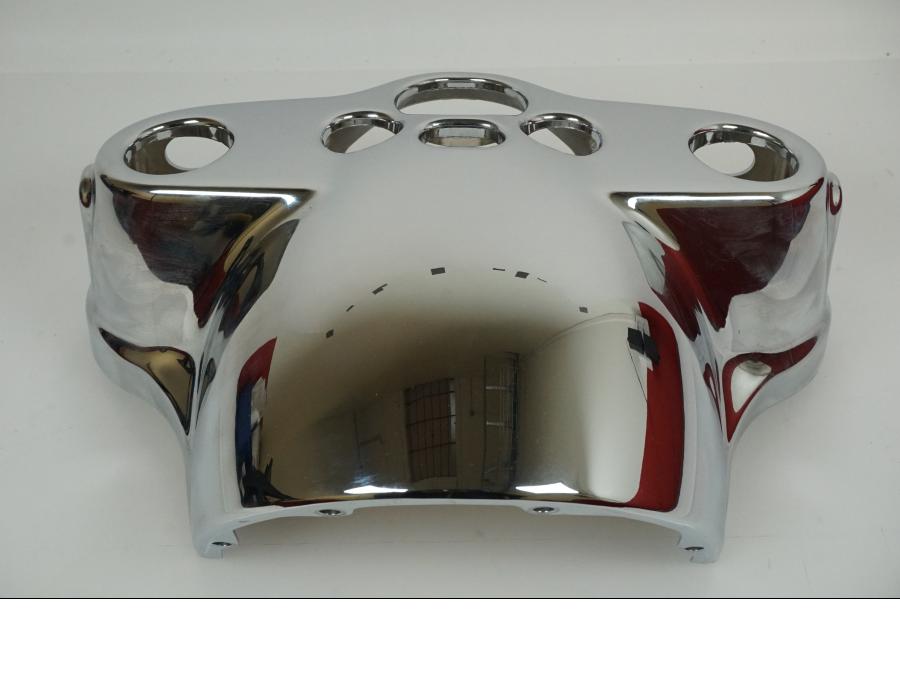 Baksidan på Strålkastarkåpa från en H-D FLS -2012 motorcykel.