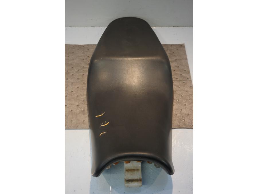 Höger sida på Sadel från en Honda NSR 125 -1998 motorcykel.