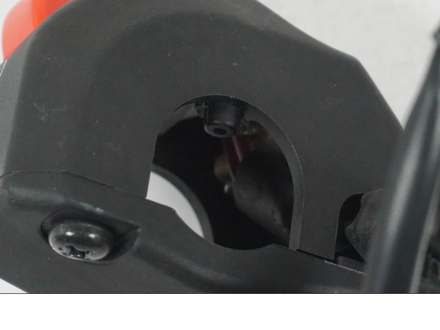 Extrabild2 på Styrelreglage från en Yamaha YZF 1000 R1 -2007 motorcykel.