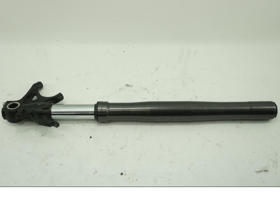 Baksidan på Gaffelben från en Ducati 899 Panigale -2015 motorcykel.