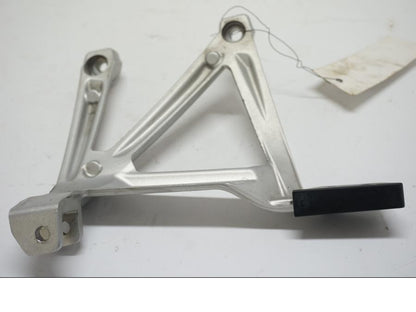 Baksidan på Fotpinnefäste från en BMW R 1250 GS -2019 motorcykel.