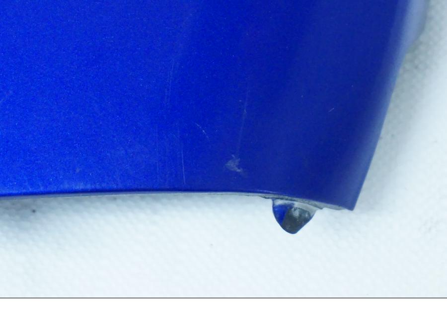 Snett nerifrån på Bakvinge från en Yamaha YZF 1000 R -1997 motorcykel.