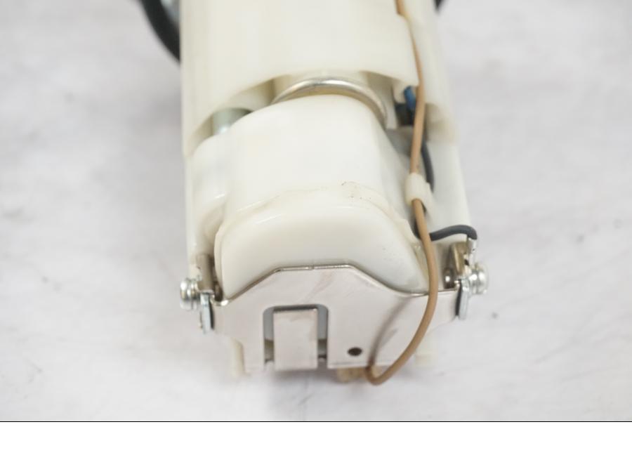 Snett nerifrån på Bensinpump insprut från en Kawasaki ZZ-R 1400 -2009 motorcykel.