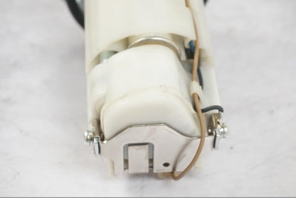 Snett nerifrån på Bensinpump insprut från en Kawasaki ZZ-R 1400 -2009 motorcykel.