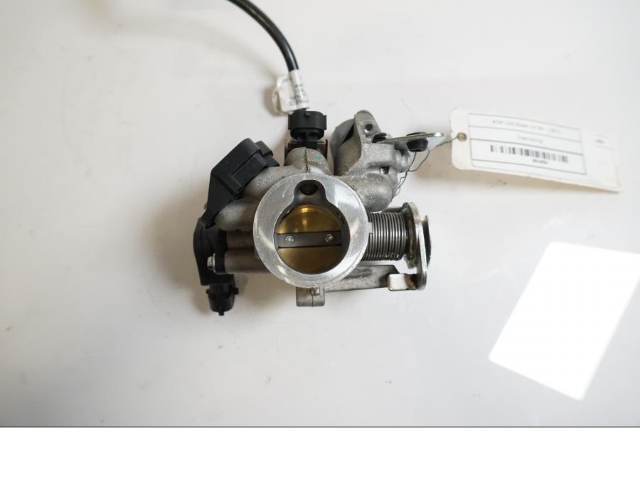 Baksidan på Spjällhus från en KTM 125 Duke -2017 motorcykel.