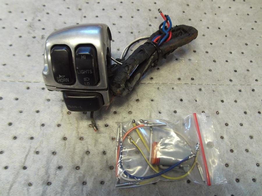 Framsidan på Styrelreglage från en H-D Touring Road King FLHR/I -1997 motorcykel.