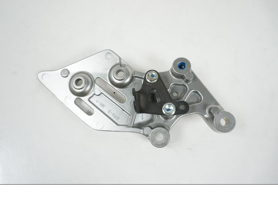 Baksidan på Fotpinnefäste från en Yamaha MT-09 Tracer -2021 motorcykel.