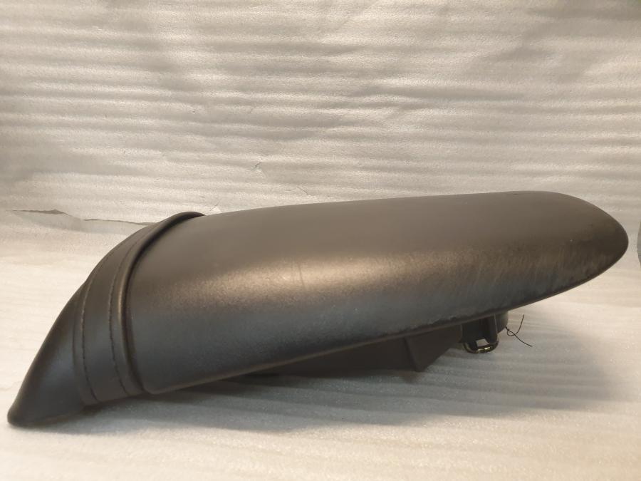 Vänster sida på Sadel från en Honda CBR 900 RR -2003 motorcykel.