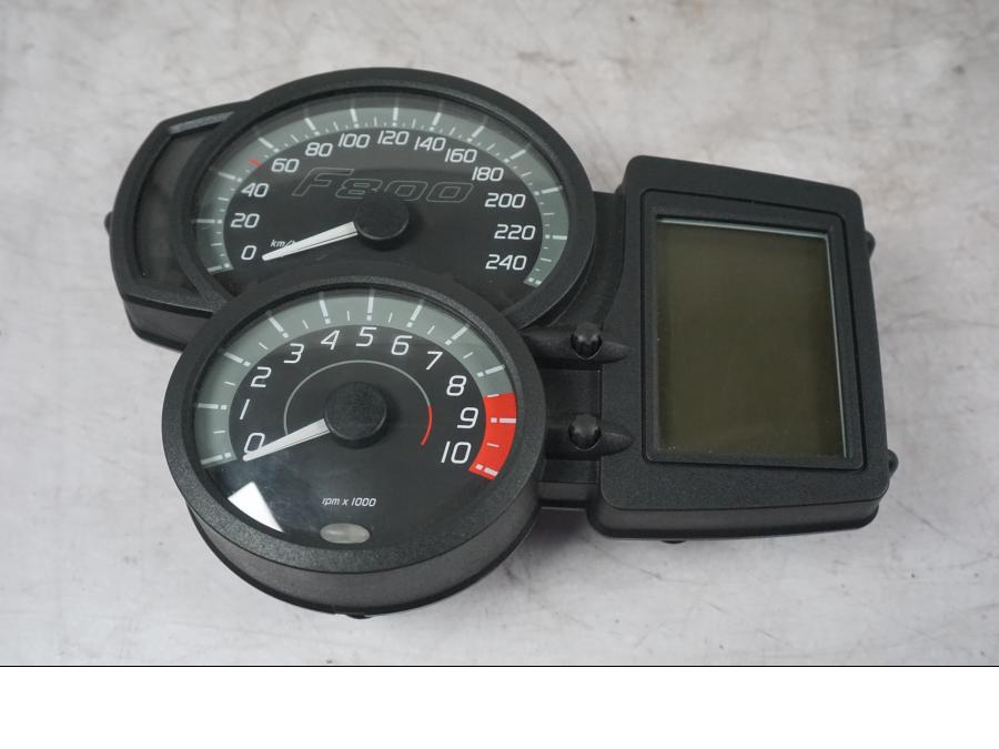 Framsidan på Instrumentpanel från en BMW F 800 R -2018 motorcykel.