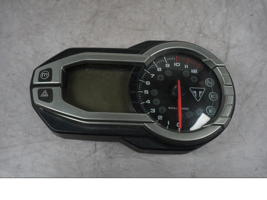 Baksidan på Instrumentpanel från en Triumph Tiger Explorer -2016 motorcykel.