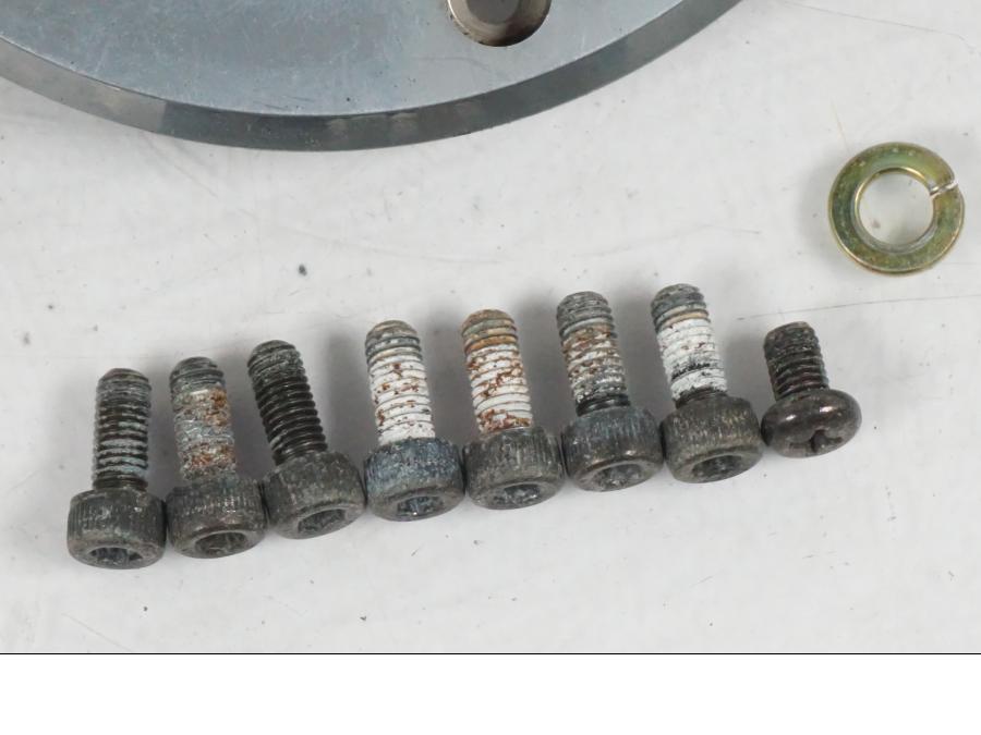 Baksidan på <p>Låssats från Kawasaki ZXR 400 1992.</p>

<p>Tändningslås, tanklock, sadellås och 2st nycklar.</p> motorcykel.