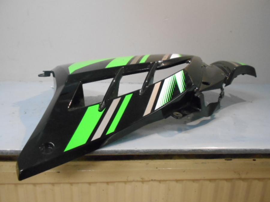 Snett uppifrån på Sidkåpa från en Kawasaki Ninja 300 -2013 motorcykel.