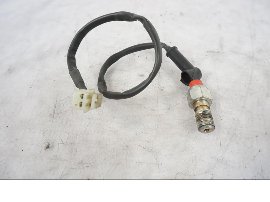 Baksidan på Bromsljuskontakt från en Yamaha YZF-R 125 -2008 motorcykel.