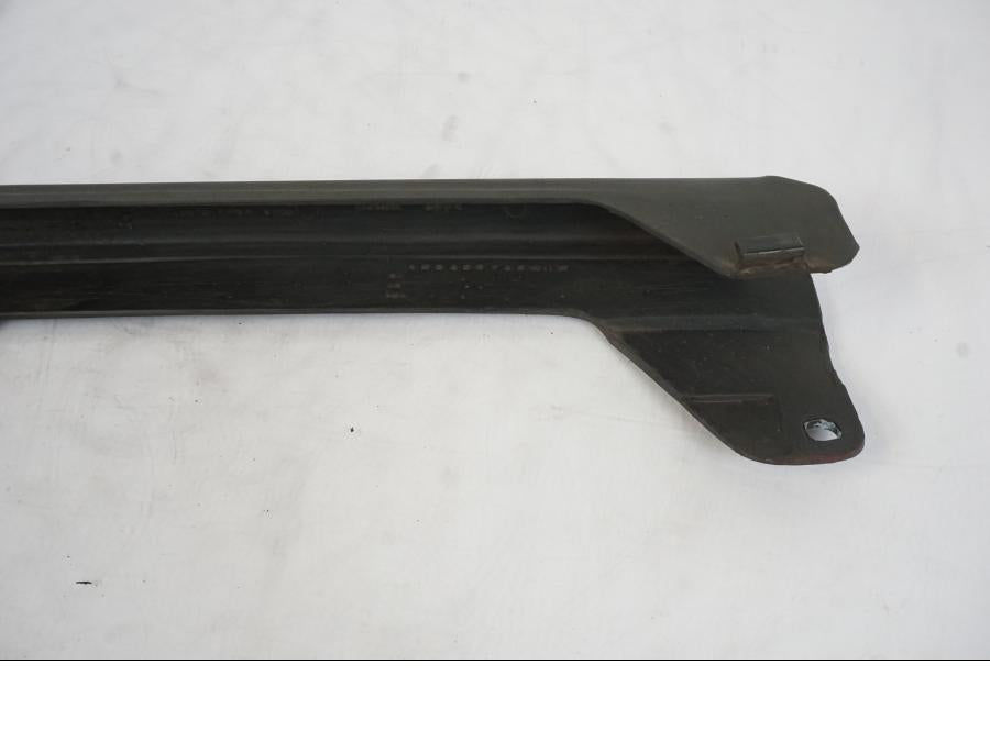 Snett nerifrån på Kedjeskydd från en Honda CBR 125 R -2006 motorcykel.