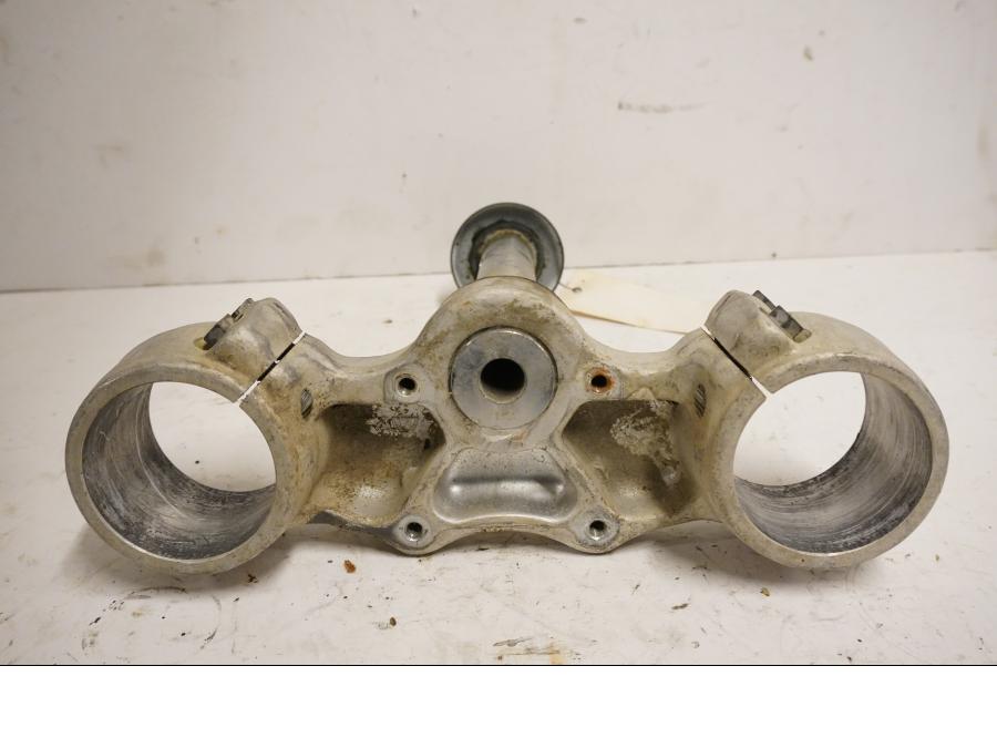 Baksidan på Gaffelkrona från en KTM 625 SC SM -2002 motorcykel.