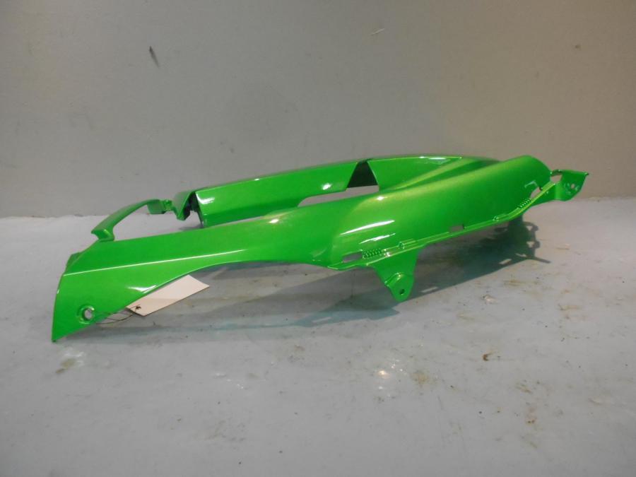 Vänster sida på Sidkåpa från en Kawasaki ER-6F -2012 motorcykel.