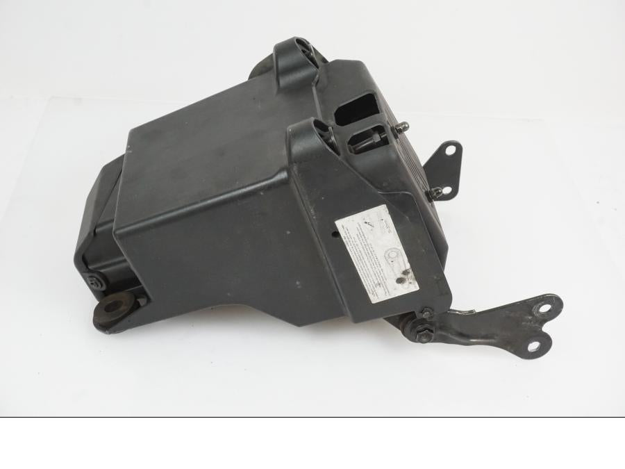 Vänster sida på Batterihållare från en Ducati Monster 1200 -2016 motorcykel.