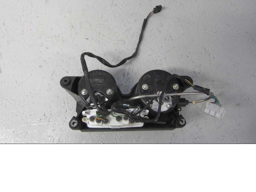 Baksidan på Instrumentpanel från en BMW R 1150 RT -2003 motorcykel.