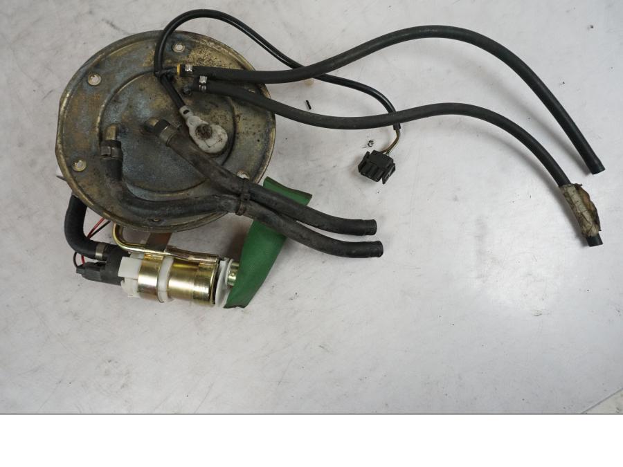 Höger sida på Bensinpump insprut från en BMW R 850 R -2004 motorcykel.